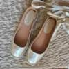 Zapatos dorados de novia cómodos y elegantes con cintas de tul
