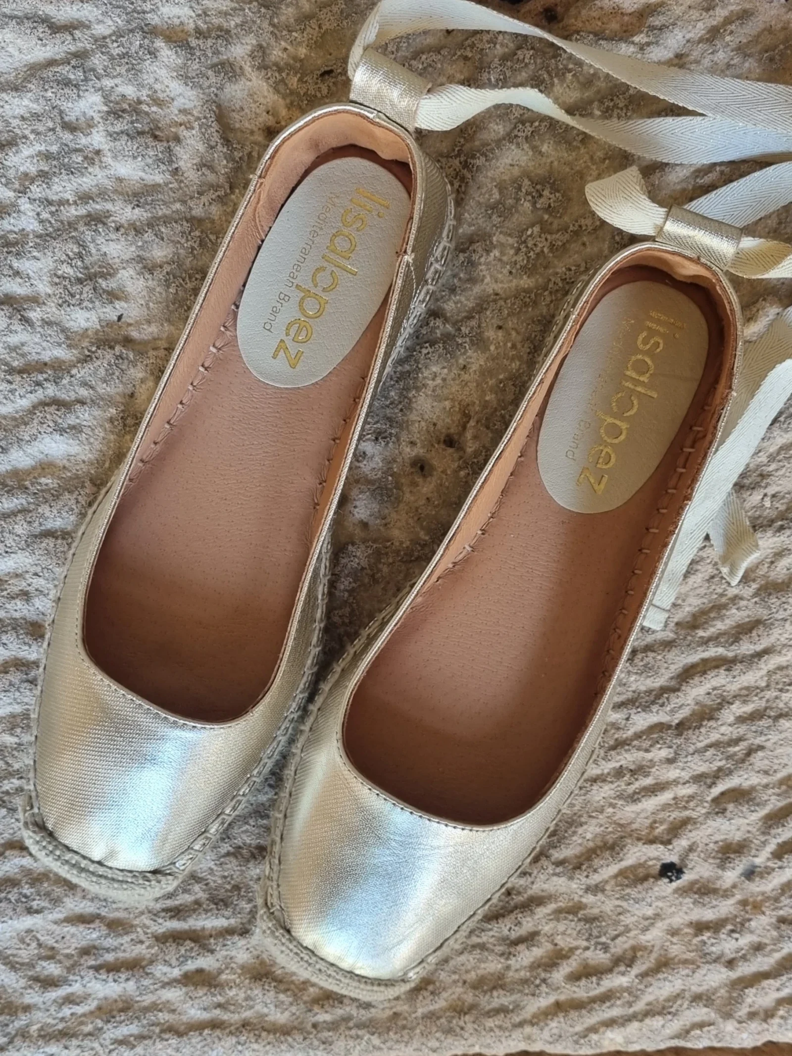 Zapatos dorados de novia cómodos y elegantes con cintas de tul