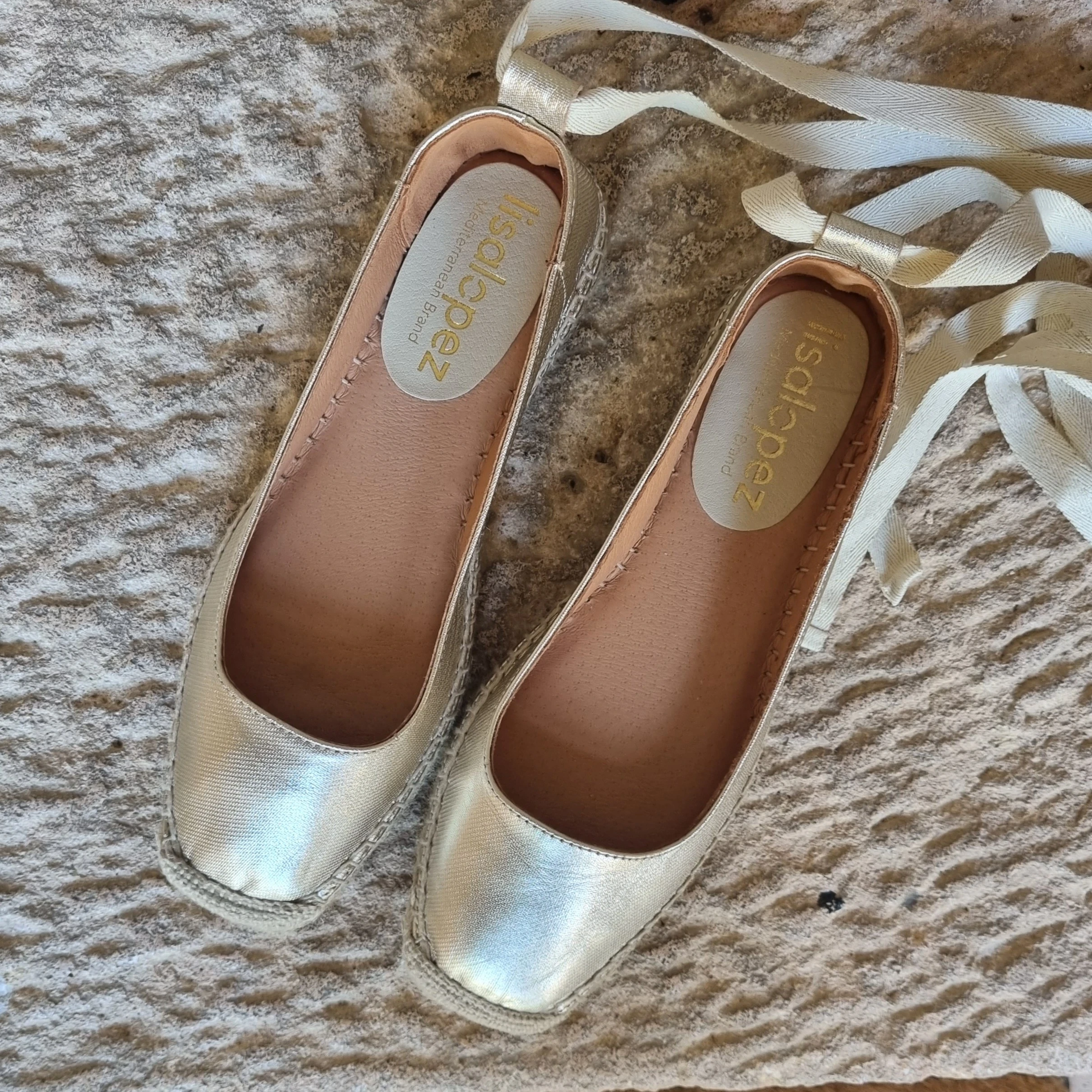 Zapatos dorados de novia cómodos y elegantes con cintas de tul